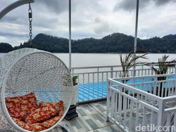 Nongkrong dengan View Telaga Ngebel di Prabu Cafe and Resto