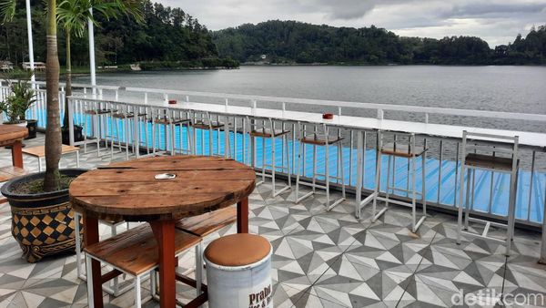 Potret Kafe dengan Pemandangan Danau dan Hutan Pinus di Ponorogo