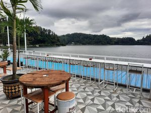 Potret Kafe dengan Pemandangan Danau dan Hutan Pinus di Ponorogo