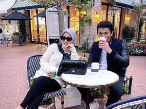 Reino Barack dan Syahrini Tampil Mesra, Kerap Bagikan Momen Makan Mewah Reino Barack dan Syahrini Tampil Mesra, Kerap Bagikan Momen Makan Mewah