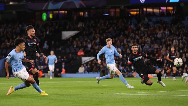 MANCHESTER, ENGLAND - NOVEMBER 02: Rico Lewis of Manchester City scores to make it 1-1 during the UEFA Champions League group G match between Manchester City and Sevilla FC at Etihad Stadium on November 2, 2022 in Manchester, United Kingdom. (Photo by MB Media/Getty Images)