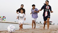 Anak-anak bermain bola di pantai menjelang Piala Dunia FIFA 2022 di Doha, Qatar, Selasa (1/11/2022). (Mohammed Dabbous/Getty Images)  