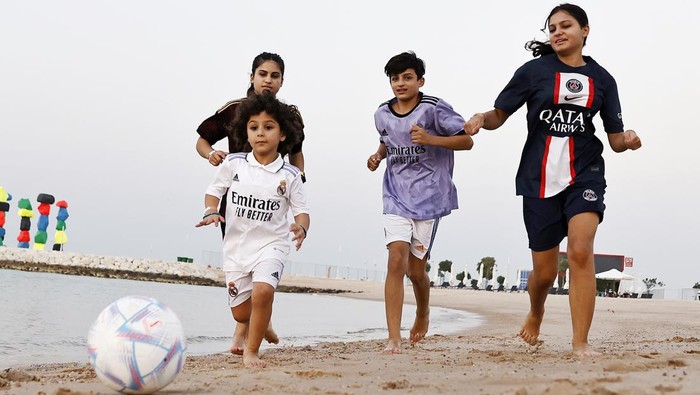 DOHA, QATAR - NOVEMBER 01: Children play ball on the beach ahead of the 2022 FIFA World Cup in Doha, Qatar on November 01, 2022. (Photo by Mohammed Dabbous/Anadolu Agency via Getty Images)