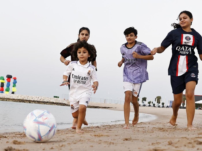 DOHA, QATAR - NOVEMBER 01: Children play ball on the beach ahead of the 2022 FIFA World Cup in Doha, Qatar on November 01, 2022. (Photo by Mohammed Dabbous/Anadolu Agency via Getty Images)