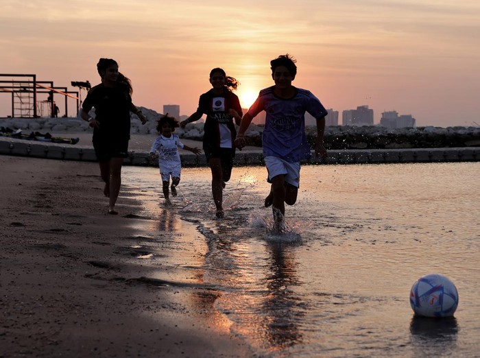DOHA, QATAR - NOVEMBER 01: Children play ball on the beach ahead of the 2022 FIFA World Cup in Doha, Qatar on November 01, 2022. (Photo by Mohammed Dabbous/Anadolu Agency via Getty Images)