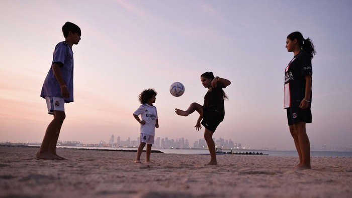 DOHA, QATAR - NOVEMBER 01: Children play ball on the beach ahead of the 2022 FIFA World Cup in Doha, Qatar on November 01, 2022. (Photo by Mohammed Dabbous/Anadolu Agency via Getty Images)