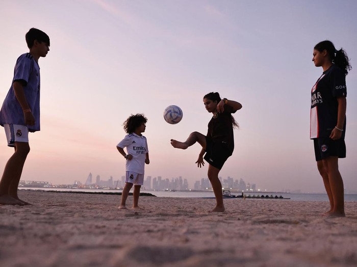 DOHA, QATAR - NOVEMBER 01: Children play ball on the beach ahead of the 2022 FIFA World Cup in Doha, Qatar on November 01, 2022. (Photo by Mohammed Dabbous/Anadolu Agency via Getty Images)