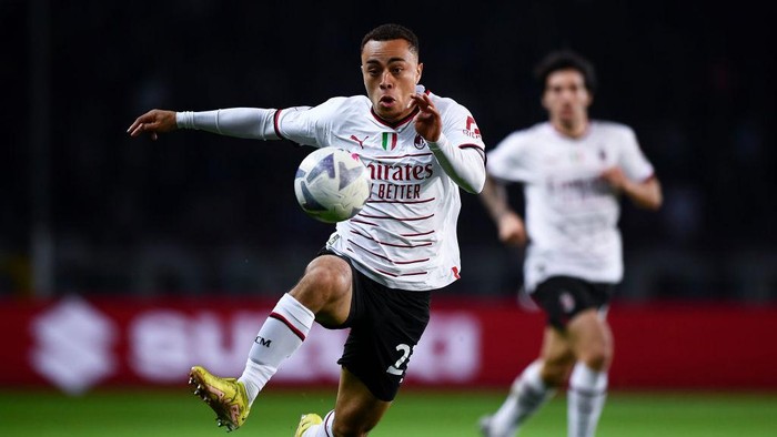 STADIO OLIMPICO GRANDE TORINO, TURIN, ITALY - 2022/10/30: Sergino Dest of AC Milan in action during the Serie A football match between Torino FC and AC Milan. Torino FC won 2-1 over AC Milan. (Photo by Nicolò Campo/LightRocket via Getty Images)
