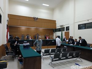 Eks Kadis LH Serang Dituntut 6 Tahun Bui di Kasus Korupsi Tanah SPA Sampah Eks Kadis LH Serang Dituntut 6 Tahun Bui di Kasus Korupsi Tanah SPA Sampah