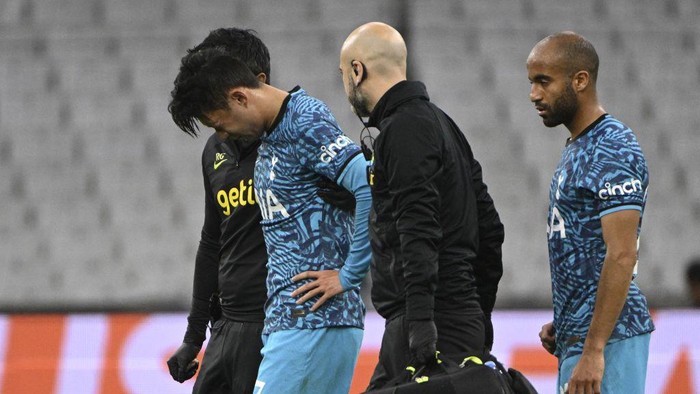 Tottenhams South Korean striker Son Heung-Min (2nd-L) leaves the pitch after sustaining an injury as Tottenhams Brazilian midfielder Lucas Moura (R) follows him during the UEFA Champions League group D football match between Olympique Marseille (OM) and Tottenham Hotspur at The Velodrome Stadium in Marseille, southern France on November 1, 2022. (Photo by Christophe SIMON / AFP) (Photo by CHRISTOPHE SIMON/AFP via Getty Images)