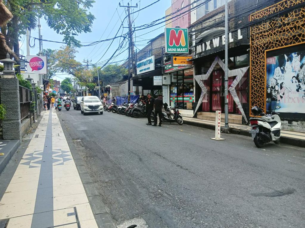 Lagi, Heboh Video Aksi Bule Ugal-ugalan di Seminyak Lagi, Heboh Video Aksi Bule Ugal-ugalan di Seminyak