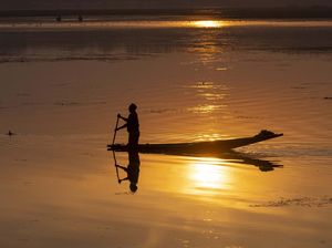 Syahdu! Mendayung Perahu, Menanti Mentari Terbenam