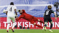 Josip Juranovic gagal mencetak gol saat maju sebagai eksekutor penalti Celtic. Bola tendangannya bisa ditepis Thibaut Courtois. Skor tidak berubah 2-0 untuk Madrid yang bertahan hingga turun minum. Getty Images/DeFodi Images