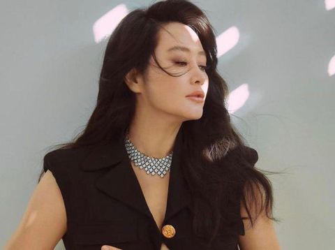 Tidak hanya akting, Kim Hye Soo juga aktif berkarier sebagai model. Banyak brand populer yang telah bekerja sama dengannya, bahkan di usianya yang telah menginjak 52 tahun ini  / foto: instagram.com/hs_kim_95