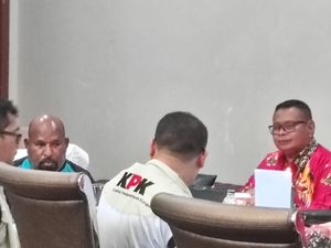 Tim Dokter KPK Cek Kesehatan Lukas Enembe Sebelum Pemeriksaan Penyidik