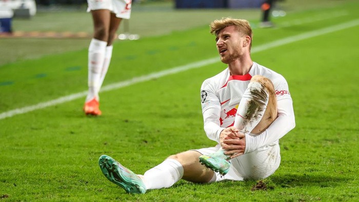 02 November 2022, Poland, Warschau: Soccer: Champions League, Group stage, Group F, Matchday 6 Shakhtyor Donetsk - RB Leipzig at Wojska Polskiego Stadion. Leipzigs player Timo Werner holds his ankle after a foul. Photo: Jan Woitas/dpa (Photo by Jan Woitas/picture alliance via Getty Images)