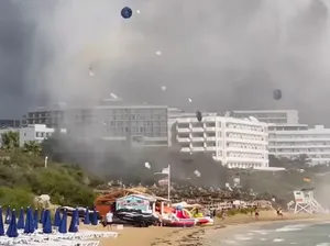 Fenomena Alam Langka Muncul di Pantai Siprus, Turis Kalang Kabut