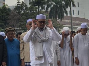 Menantu Habib Rizieq Imami Salat Asar Berjemaah Massa Aksi 411 Menantu Habib Rizieq Imami Salat Asar Berjemaah Massa Aksi 411