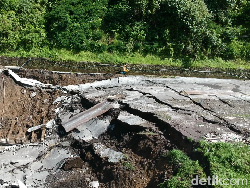 Akses Lumajang-Malang Putus Total, Warga Cari Jalur Alternatif