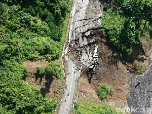 Akses Lumajang-Malang Putus Total akibat Jalan Ambles 50 Meter Akses Lumajang-Malang Putus Total akibat Jalan Ambles 50 Meter