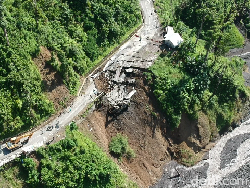 Jalan Ambles 50 Meter, Akses Lumajang-Malang Putus Total