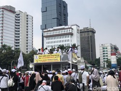 Tiba di Patung Kuda, Massa Aksi 411 Minta Orasi Depan Istana