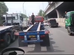 Viral Aksi Bajing Loncat Sasar Truk Trailer di Jakut, Pelaku Ditangkap!