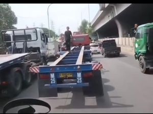 Viral Aksi Bajing Loncat Sasar Truk Trailer di Jakut, Pelaku Ditangkap! Viral Aksi Bajing Loncat Sasar Truk Trailer di Jakut, Pelaku Ditangkap!