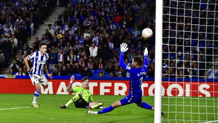 Alejandro Garnacho Vs Sociedad Manchester United's Alejandro Garnacho, center, shoots the ball during the Europa League Group E soccer match between Real Sociedad and Manchester United at the Reale Arena in San Sebastian, Spain, Thursday, Nov. 3, 2022. (AP Photo/Alvaro Barrientos)