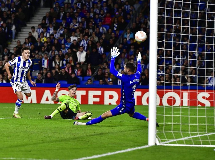 Manchester United's Alejandro Garnacho, center, shoots the ball during the Europa League Group E soccer match between Real Sociedad and Manchester United at the Reale Arena in San Sebastian, Spain, Thursday, Nov. 3, 2022. (AP Photo/Alvaro Barrientos)