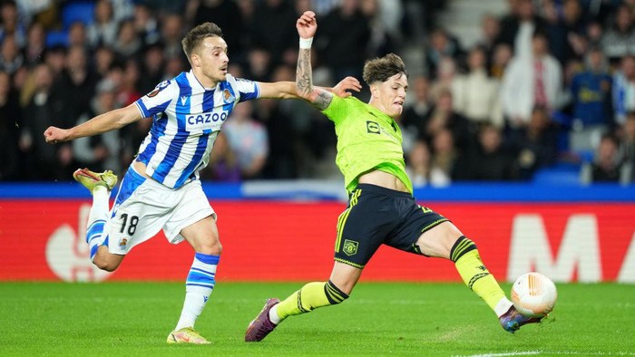 SAN SEBASTIAN, SPAIN - NOVEMBER 03: Alejandro Garnacho of Manchester United scores their sides first goal during the UEFA Europa League group E match between Real Sociedad and Manchester United at Reale Arena on November 03, 2022 in San Sebastian, Spain. (Photo by Juan Manuel Serrano Arce/Getty Images)