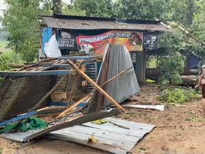 Puluhan Warung di Wisata Waduk Gunung Rowo Pati Rusak Disapu Angin Puluhan Warung di Wisata Waduk Gunung Rowo Pati Rusak Disapu Angin