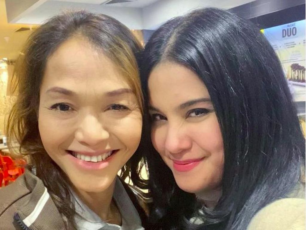 Bunda Corla Diantar dan Dapat Hadiah dari Menantu SBY Bunda Corla Diantar dan Dapat Hadiah dari Menantu SBY