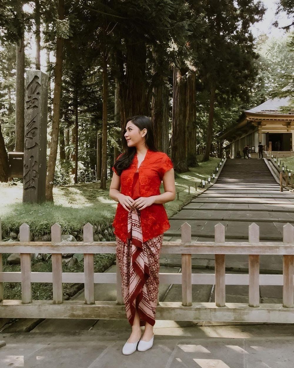 artis pakai kebaya merah artis pakai kebaya merah