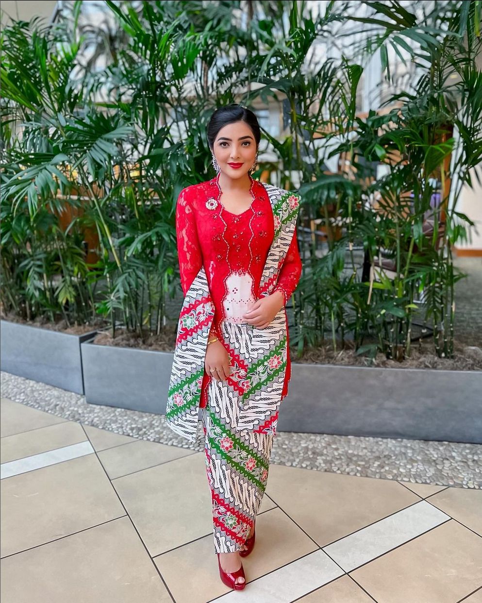 artis pakai kebaya merah artis pakai kebaya merah