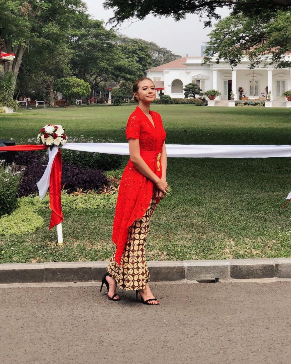 artis pakai kebaya merah artis pakai kebaya merah