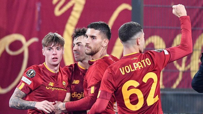 Lorenzo Pellegrini of AS Roma celebrates after scoring second goal during the UEFA Europa League Group C stage match between AS Roma and PFC Ludogorets at Stadio Olimpico, Rome, Italy on 3 November 2022.  (Photo by Giuseppe Maffia/NurPhoto via Getty Images)