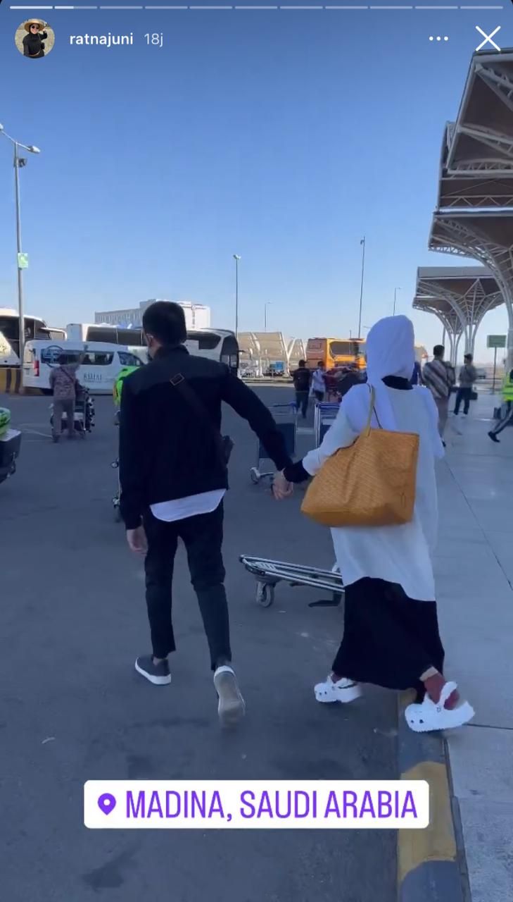 Ayu Dewi & Regi Datau Tampil Mesra Saat Umrah Ditengah Isu Selingkuh