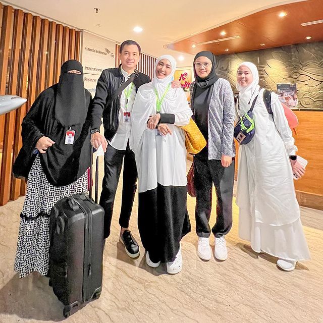 Ayu Dewi & Regi Datau Tampil Mesra Saat Umrah Ditengah Isu Selingkuh