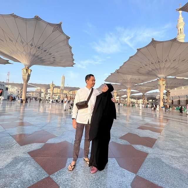 Ayu Dewi dan Regi Datau Berangkat Umrah