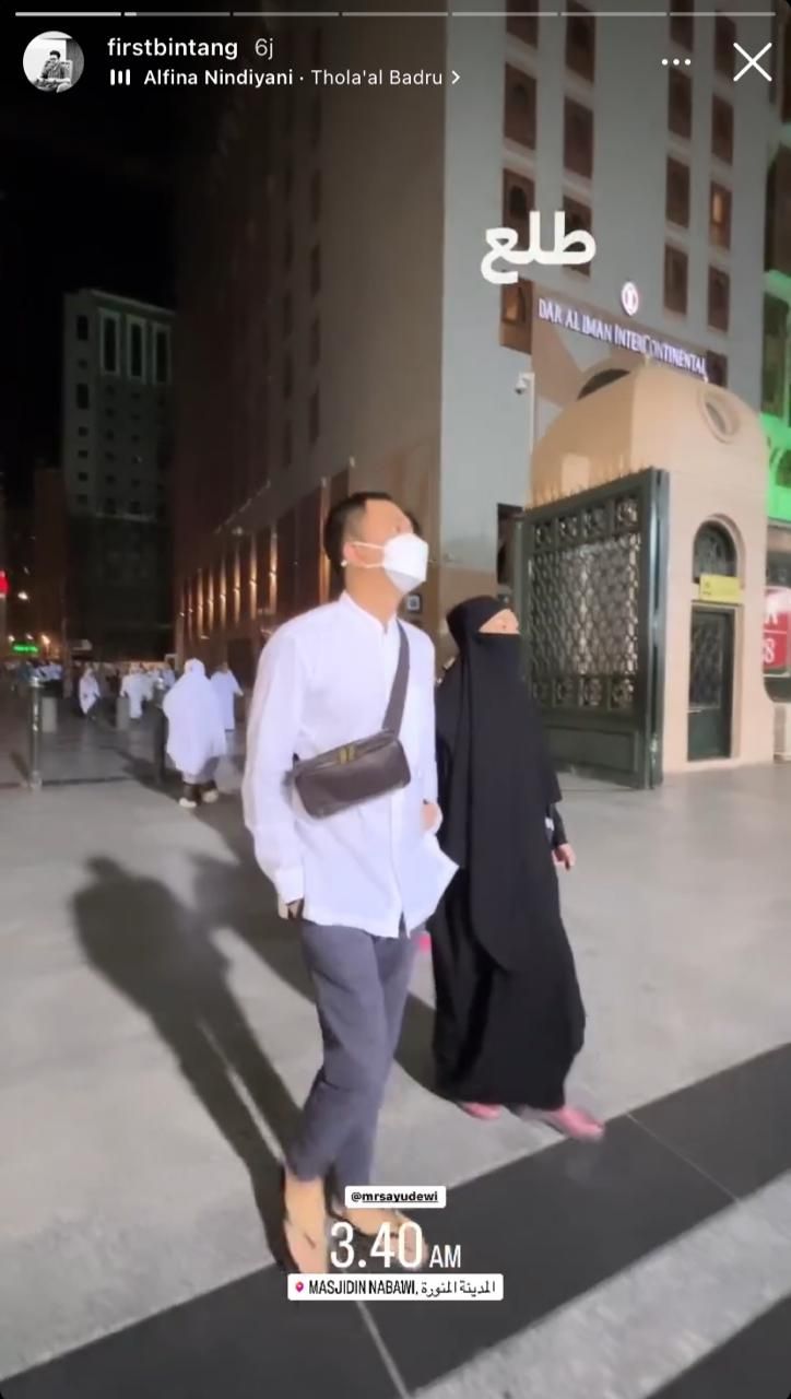 Ayu Dewi & Regi Datau Tampil Mesra Saat Umrah Ditengah Isu Selingkuh