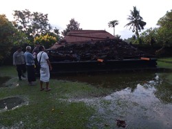 Bale Pasandekan Pura di Selemadeg Barat Ambruk Diterpa Angin Kencang