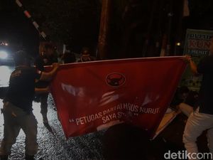 Baliho Ganjar Nurut di Semarang Dicopot Satpol PP