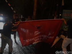 Baliho Ganjar Nurut di Semarang Dicopot Satpol PP