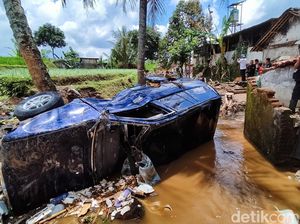 Update Banjir Bandang Banyuwangi: 3 Jembatan Putus-35 Rumah Hanyut Update Banjir Bandang Banyuwangi: 3 Jembatan Putus-35 Rumah Hanyut