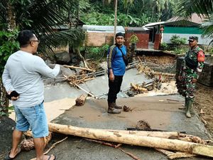 Diterjang Banjir-Longsor, Akses Masuk Kecamatan Munjungan Trenggalek Terisolir Diterjang Banjir-Longsor, Akses Masuk Kecamatan Munjungan Trenggalek Terisolir