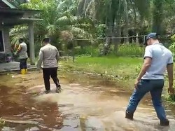 7 Desa di Banyuasin Terendam Banjir, Warga Beraktivitas Pakai Perahu