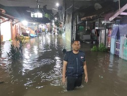 Banjir Rendam Rumah di Ciracas Imbas Kali Meluap, Tinggi Air Capai 90 Cm
