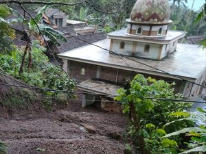 Tebing Setinggi 10 Meter Longsor Timpa Masjid di Trenggalek