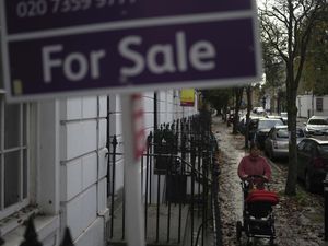 Ngeri... Jutaan Warga Inggris Tercekik Utang, Buat Makan Aja Susah